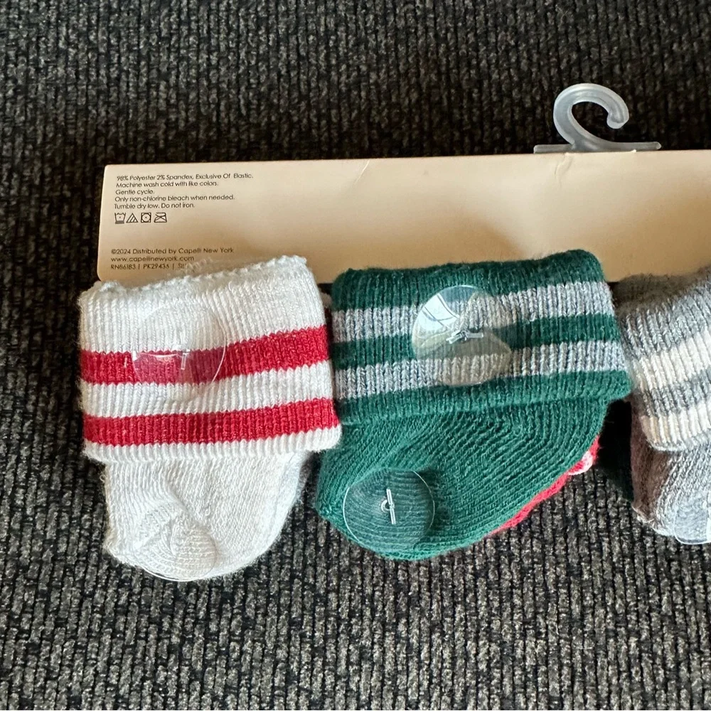Capelli new york 8 pairs Christmas baby socks size 0-6 months